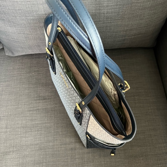 NWT MICHAEL KORS VOYAGER EW TOTE HANDBAG - Picture 5 of 10